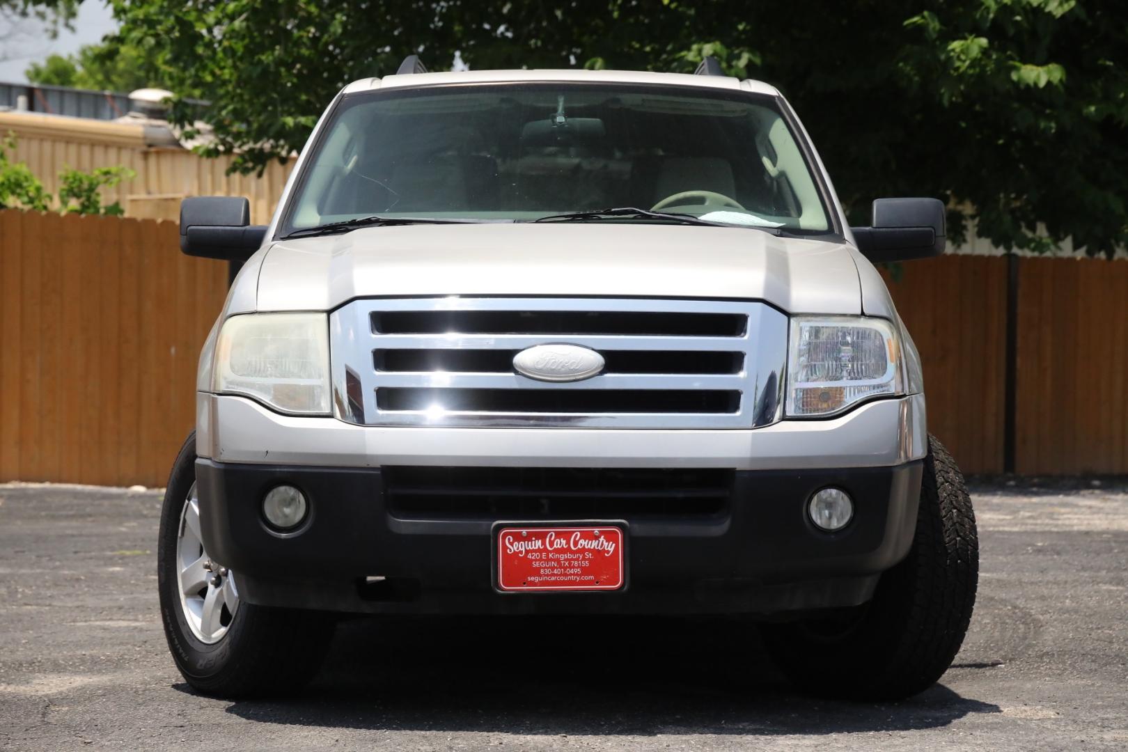 2007 SILVER FORD EXPEDITION XLT 2WD (1FMFU15547L) with an 5.4L V8 SOHC 16V engine, 6-SPEED AUTOMATIC transmission, located at 420 E. Kingsbury St., Seguin, TX, 78155, (830) 401-0495, 29.581060, -97.961647 - Photo#1